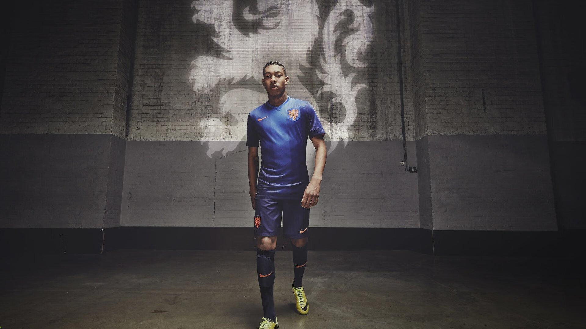 裁判争议再起!VAR判罚引发球迷激烈争论